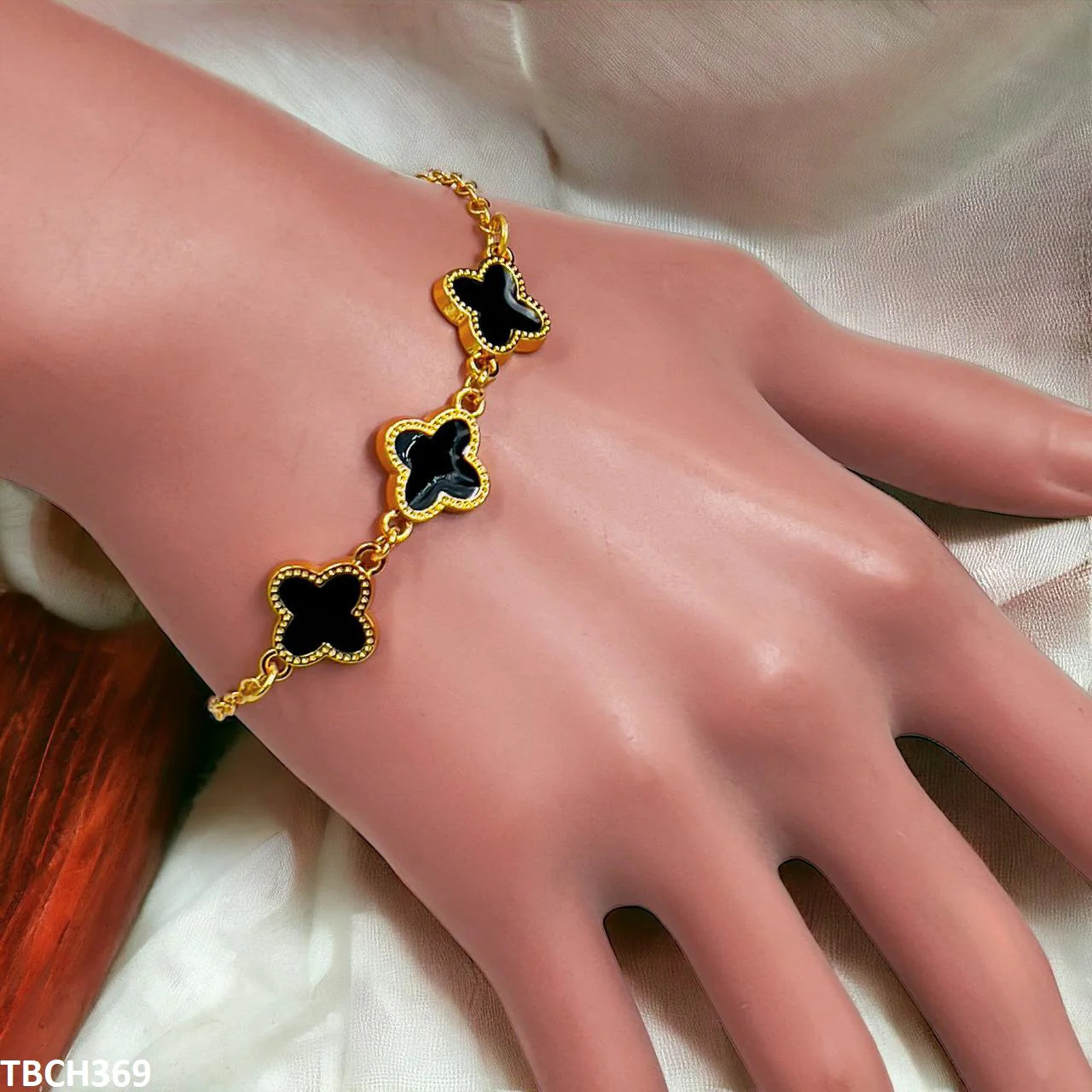 Black Clover Quatrefoil Chain Bracelet in Gold
